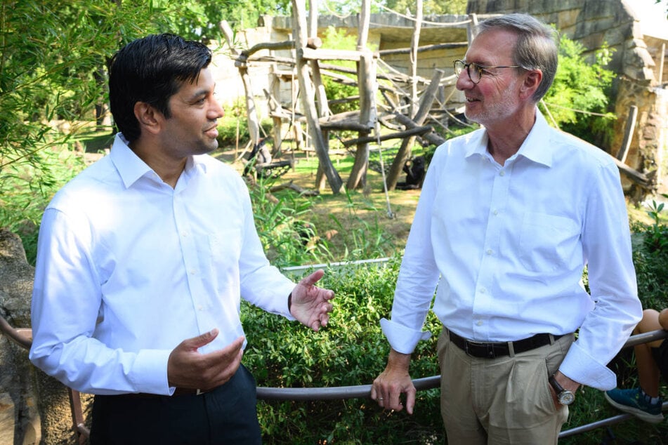 HPI-Projektleiter Gerard de Melo (l.) und Zoo-Direktor Andreas Knieriem (59) überwachen das neue Gorilla-Projekt.