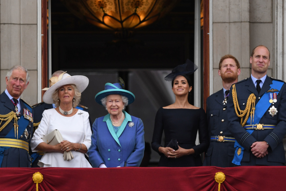 Vor gut zwei Jahren sagte sich das Ehepaar vom royalen Königshaus in Großbritannien ab - Papa Charles (73, l.) hat daran ordentlich zu knabbern.