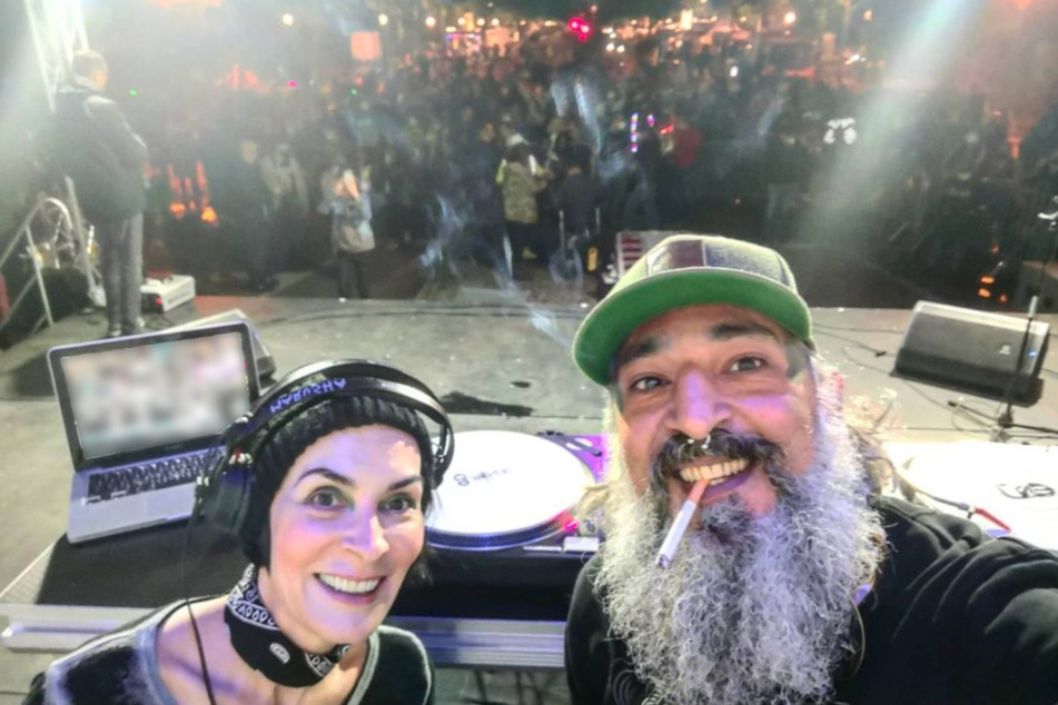 Gemeinsam mit DJ-Kollegin "Marusha" (54) genießt Senay Gueler (45) das Auflegen.