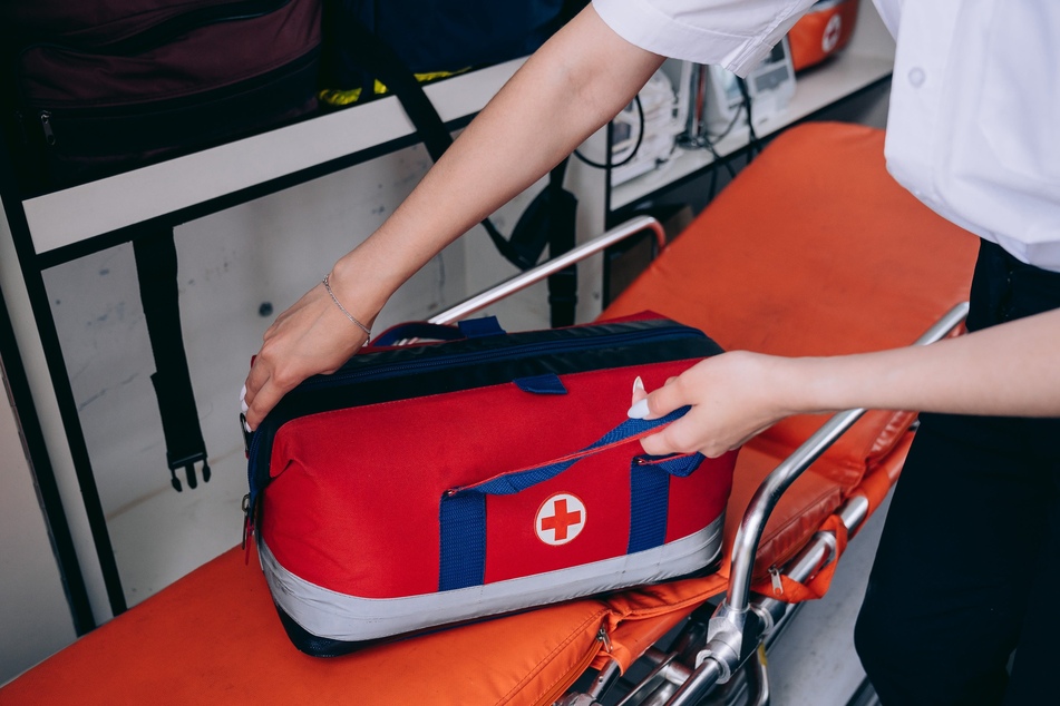 Wenn die Situation lebensgefährlich ist, sollte der Rettungsdienst angerufen werden.