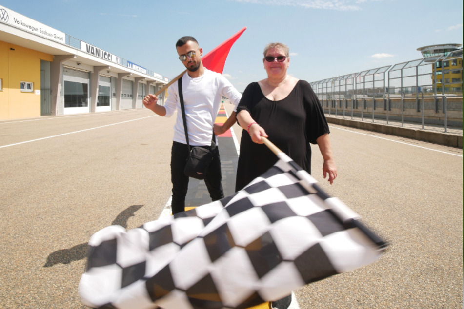 Rappper Dyaa Kassoma (24) und Gospelchor-Leiterin Rebecca Klukas (60) drehten für den Integrationsclip "Frag mich" auch auf dem Sachsenring.