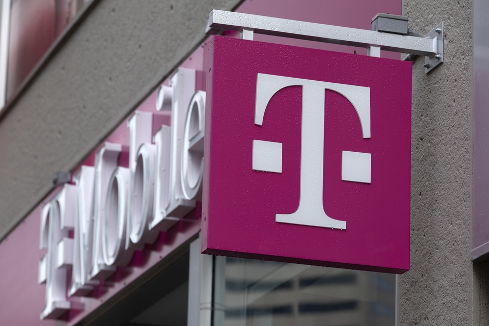 Hacker haben sich Zugriff auf Daten von rund 37 Millionen Kunden der Telekom-Tochter T-Mobile US verschafft.