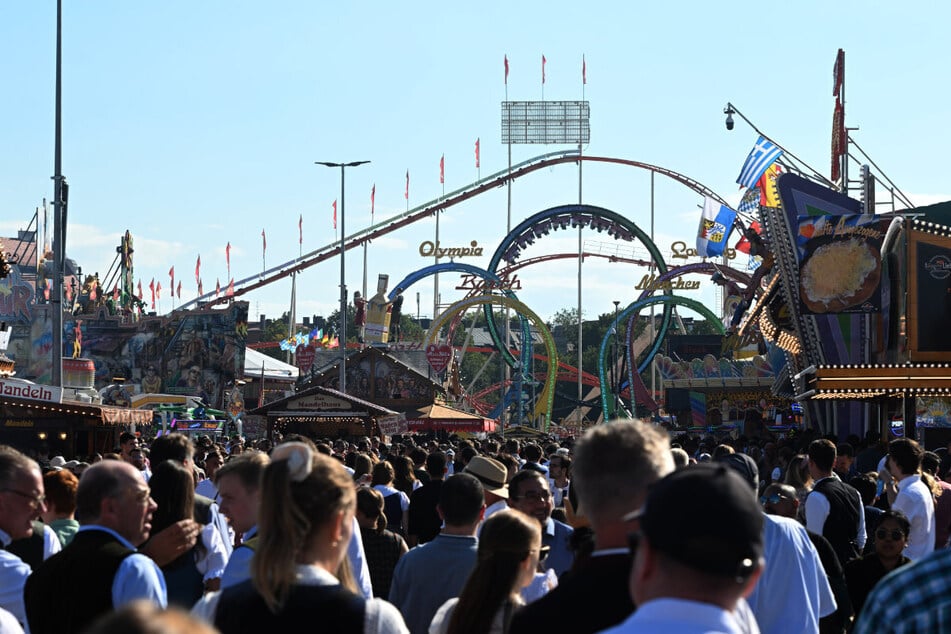 Zum Beginn der 189. Wiesn in München herrschte am Samstag bereits reger Andrang.