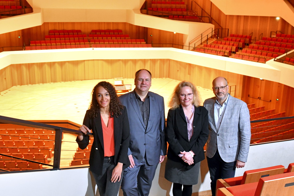 Rückkehr zur Kulturpalast-Normalität (v.l.): Luisa Echevarria (Städt. Bibliotheken), OB Dirk Hilbert (50, FDP), Philharmonie-Intendantin Frauke Roth (55) und KID-Chef Axel Walther (54).