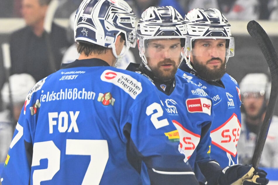 Dane Fox (31, v.l.), Drew LeBlanc (36) und Travis Turnbull (39) schauten ratlos. Viel brachten die Löwen gegen die Adler nicht aufs Eis.
