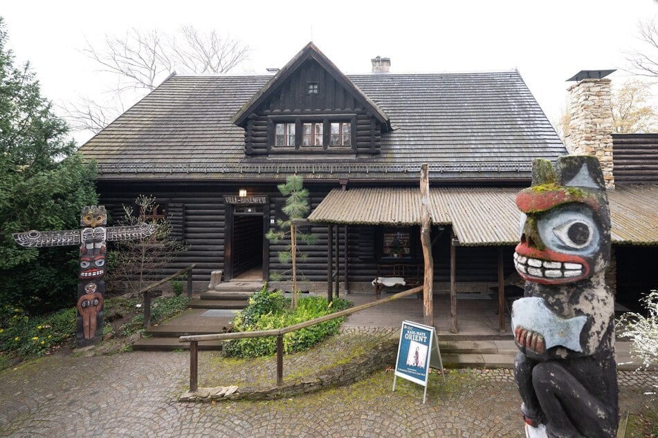 Der Erlebnisrundgang mit Karl May "Damals, als ich Old Shatterhand war …" beginnt im Karl-May-Museum.
