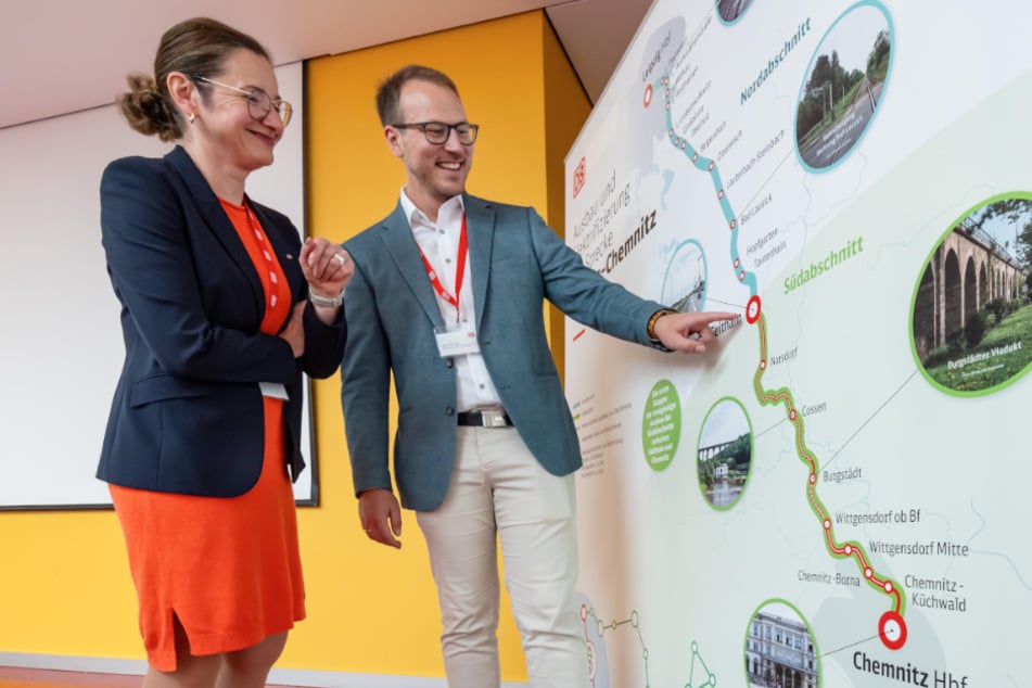 Cornelia Kadatz und Jan Hornig von der Deutschen Bahn betrachten den Streckenplan zwischen Chemnitz und Geithain.