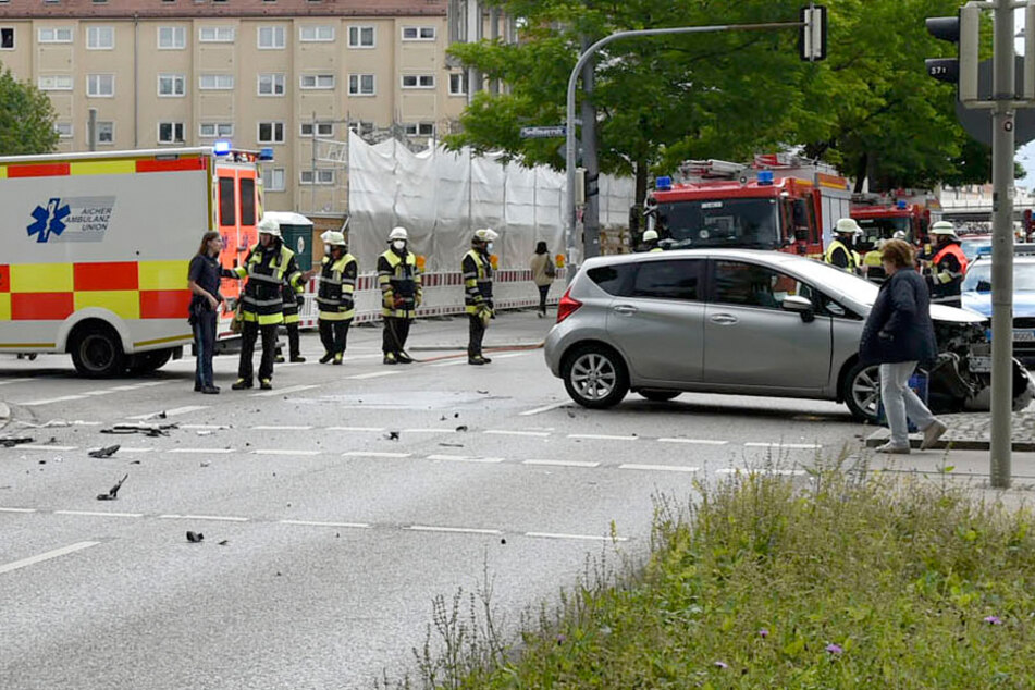 In der Arnulfstraße krachten die beiden Autos zusammen.