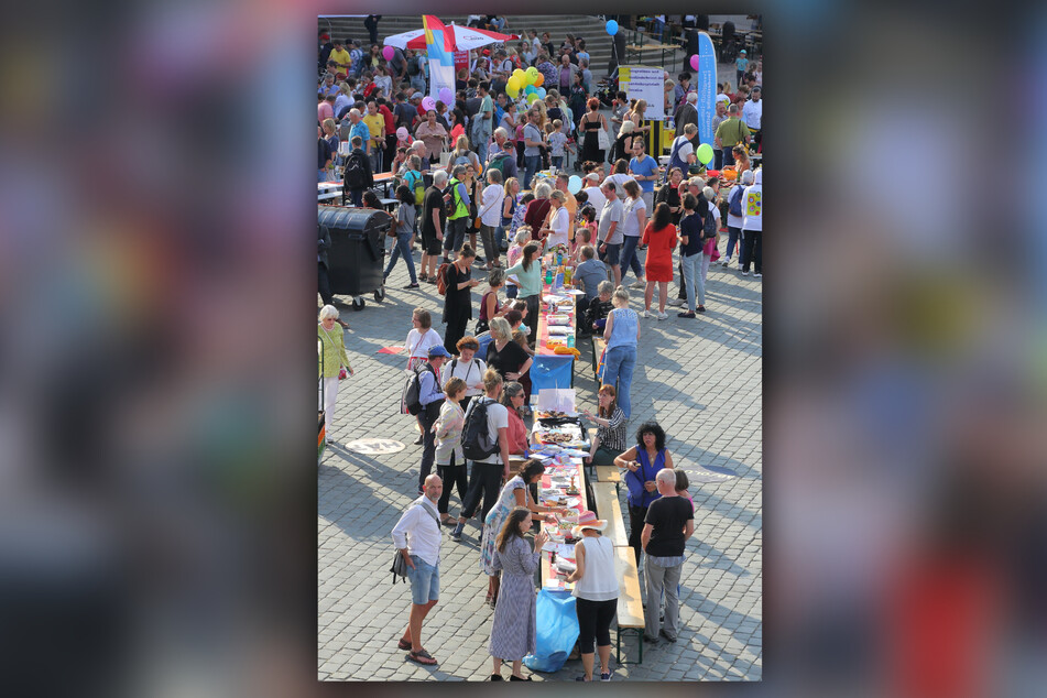 "Dresden is(s)t bunt": Zum sechsten Mal luden Vereine, Institutionen und Firmen zum gemeinsamen Gastmahl und Gespräch auf die Augustusbrücke.