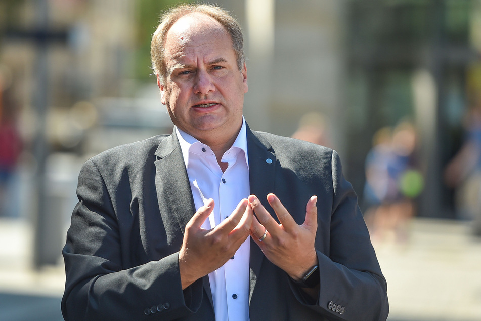 OB Dirk Hilbert (49, FDP) suchte das Gespräch mit den Verkehrsbetrieben.