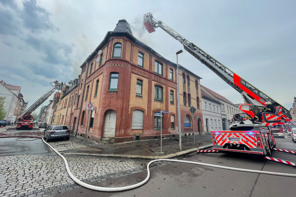 Ein Dachstuhlbrand in Weißenfels forderte am Freitagnachmittag den Einsatz der Feuerwehren aus Weißenfels und Naumburg.