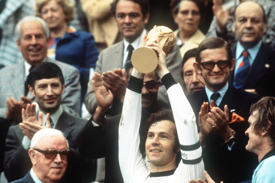1974 gewann Franz Beckenbauer (†78) seinen ersten WM-Titel - 1990 folgte als Trainer der zweite.