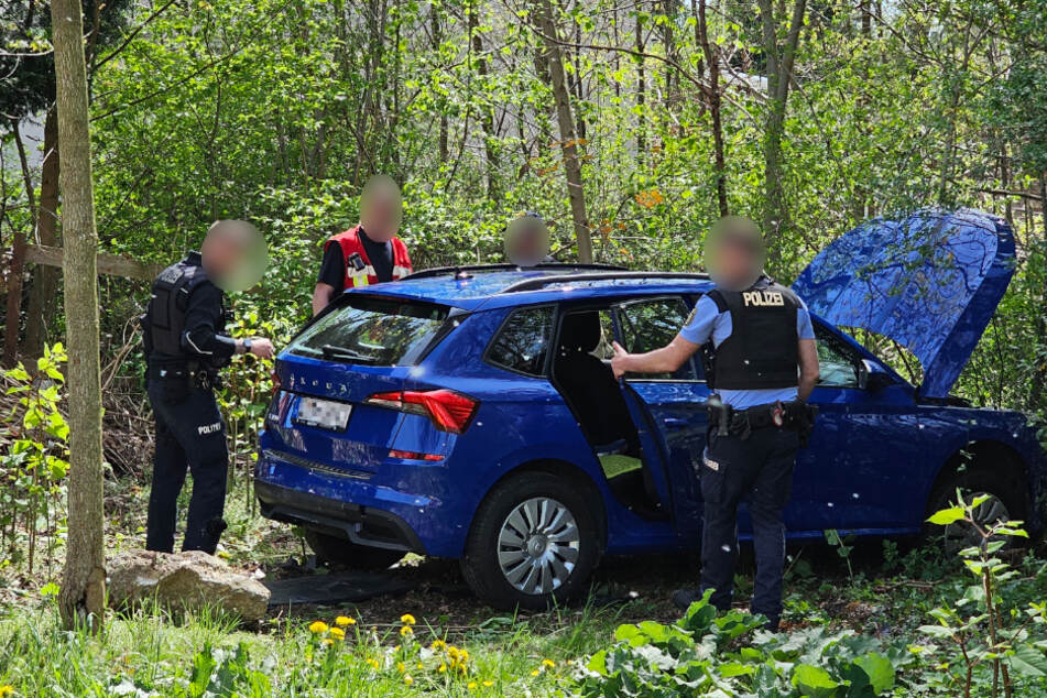 Mit diesem Skoda erfasste ein Rentner (85) am Freitagmittag seine Ehefrau (85) in Zwickau. Das Auto kam in einem Wäldchen zum Stehen.