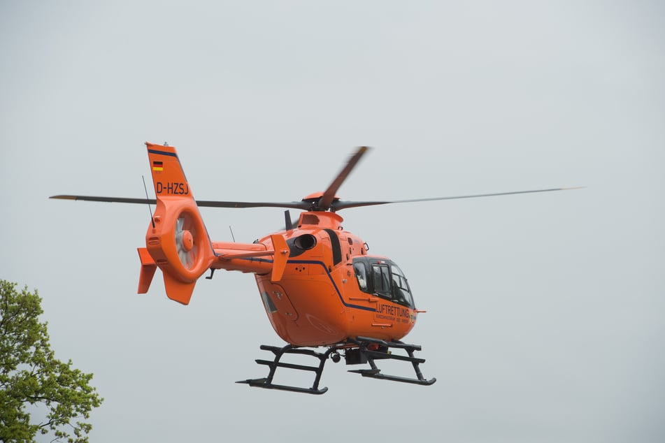 Ein Rettungshubschrauber wurde zur Unfallstelle alarmiert. (Symbolbild)