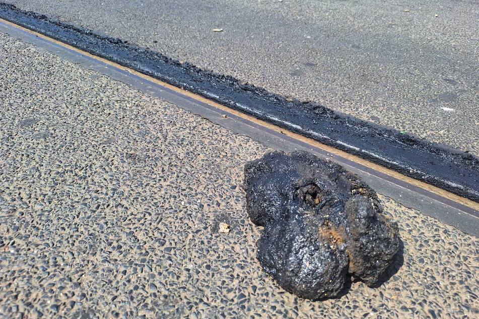 Die klebrige Masse bleibt auch an den Rädern der Straßenbahnen kleben.