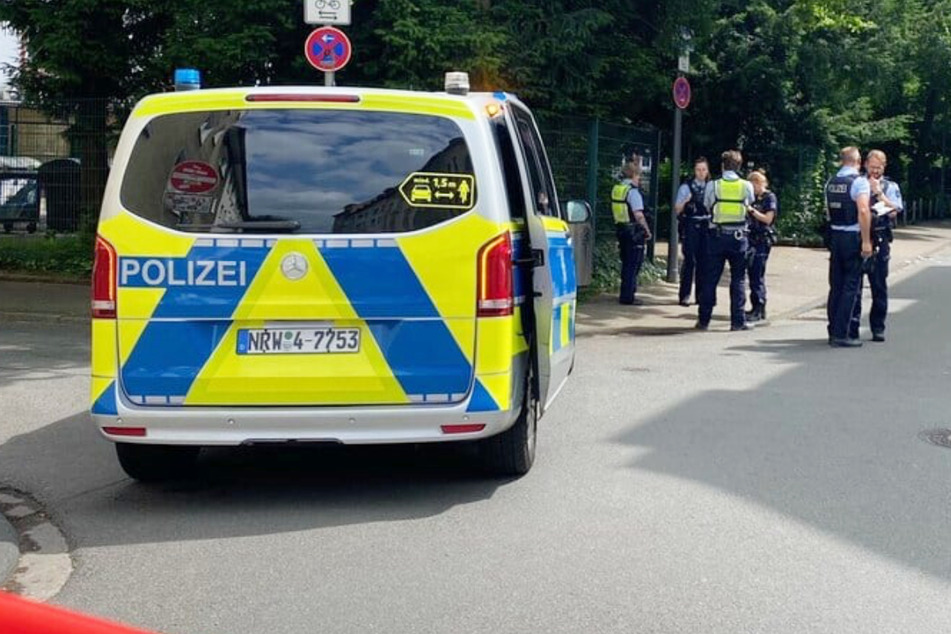 Messerattacke: Mit Schuss aus Dienstwaffe: Polizei stoppt Angreiferin, Frau verletzt in Klinik