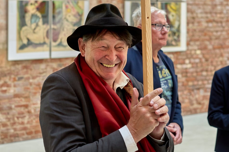 Holger John (66) führt begeistert durch die Ausstellung seiner "farbigen Unfälle".