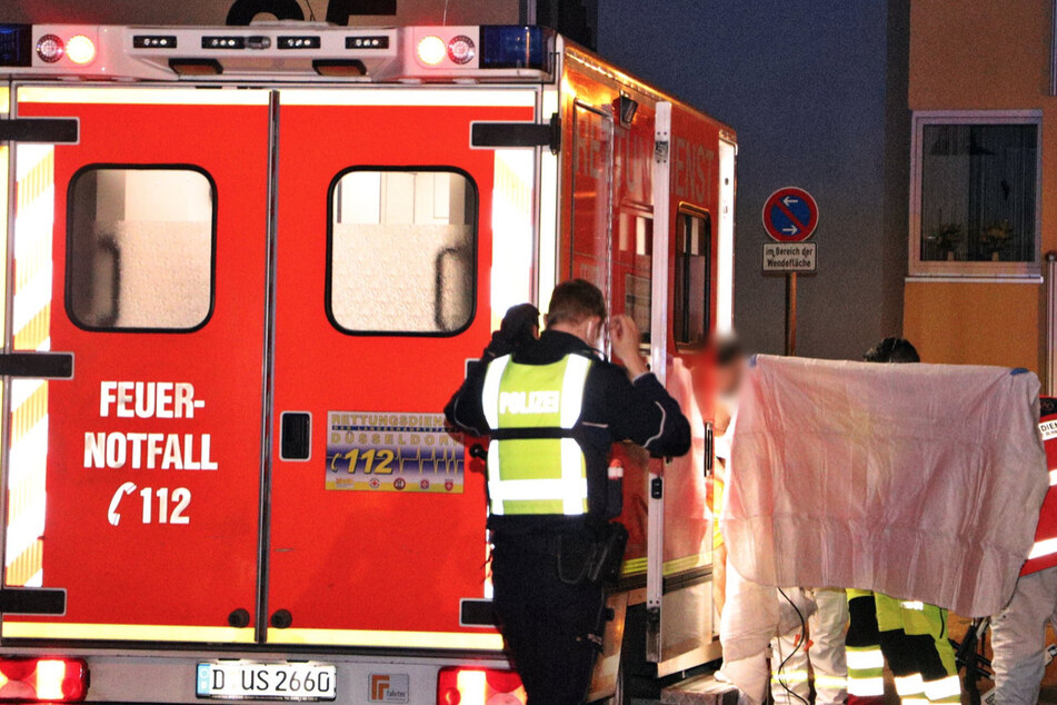 Der Mann wurde bei dem Streit durch das Messer erheblich verletzt. Er kam in ein Düsseldorfer Krankenhaus.