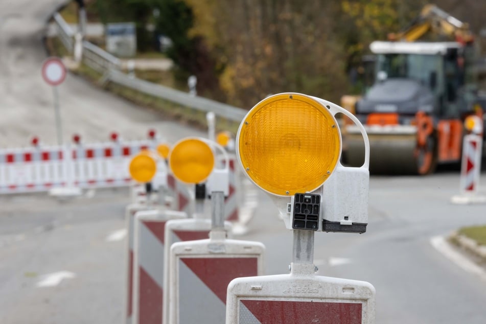 Im Kreuzungsbereich der B95 und S266 in Hammerunterwiesenthal wird die Fahrbahn erneuert. (Symbolbild)