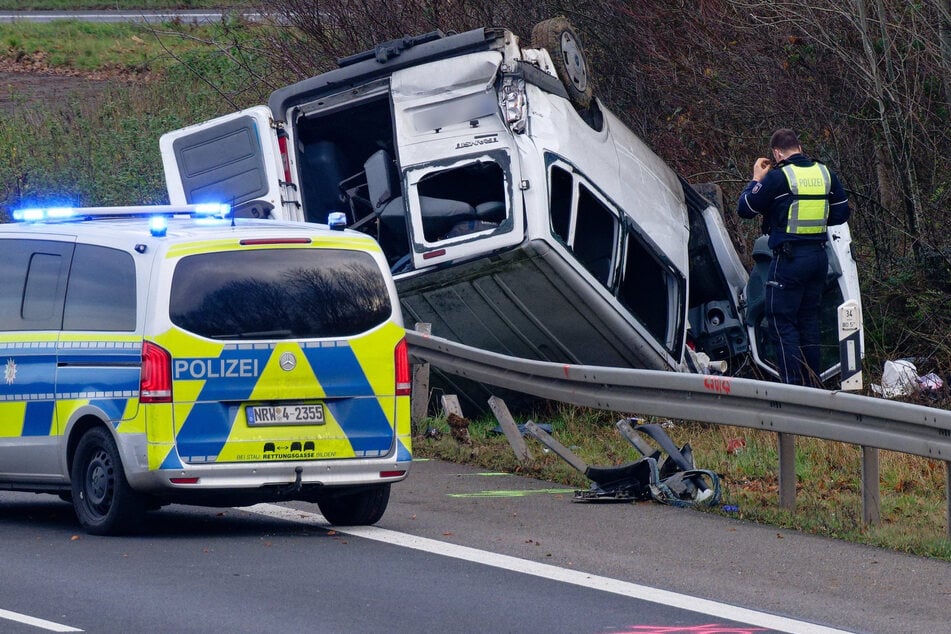 Unfall A44: Tragödie auf A44: Transporter knallt gegen Baum, zwei Insassen tot