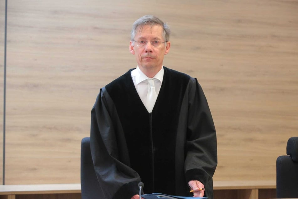 Richter Hans-Schlüter-Staats (61) verhängte eine mehrjährige Haftstrafe gegen Lina E.