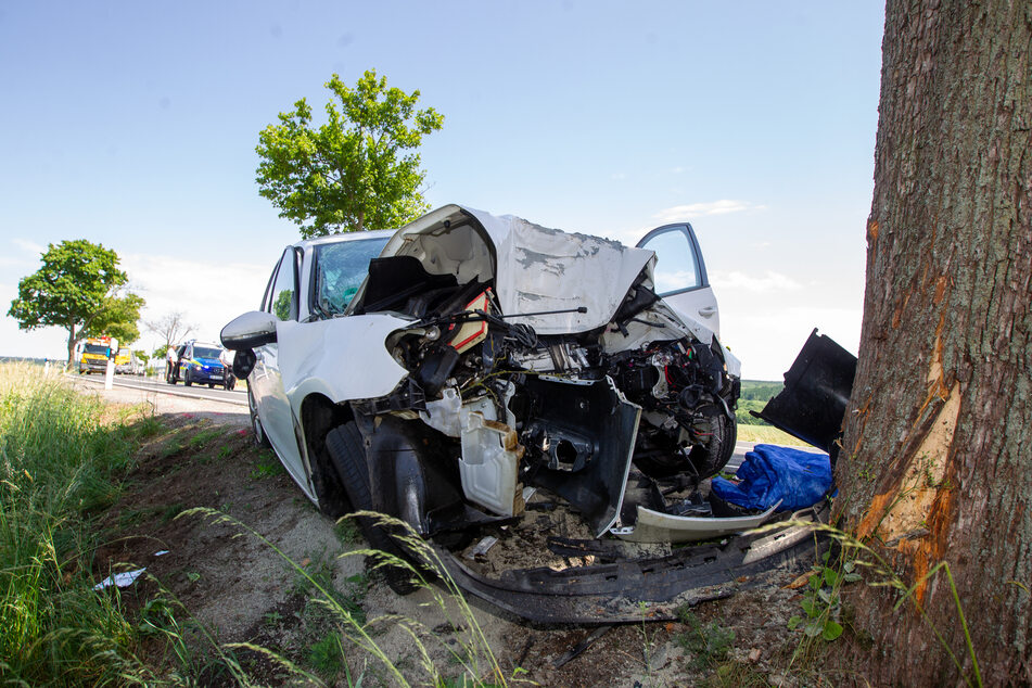 Tödlicher Baum-Crash auf der B169 bei Neuensalz (Vogtland): Der Fahrer (24) verstarb noch am Unfallort.