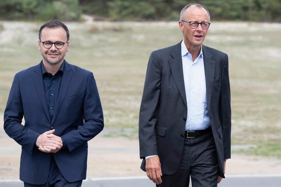 Friedrich Merz (68, r.), Bundesvorsitzender der CDU, kommt erneut für einen Auftritt mit dem Brandenburger CDU-Spitzenkandidat Jan Redmann (44) nach Potsdam.