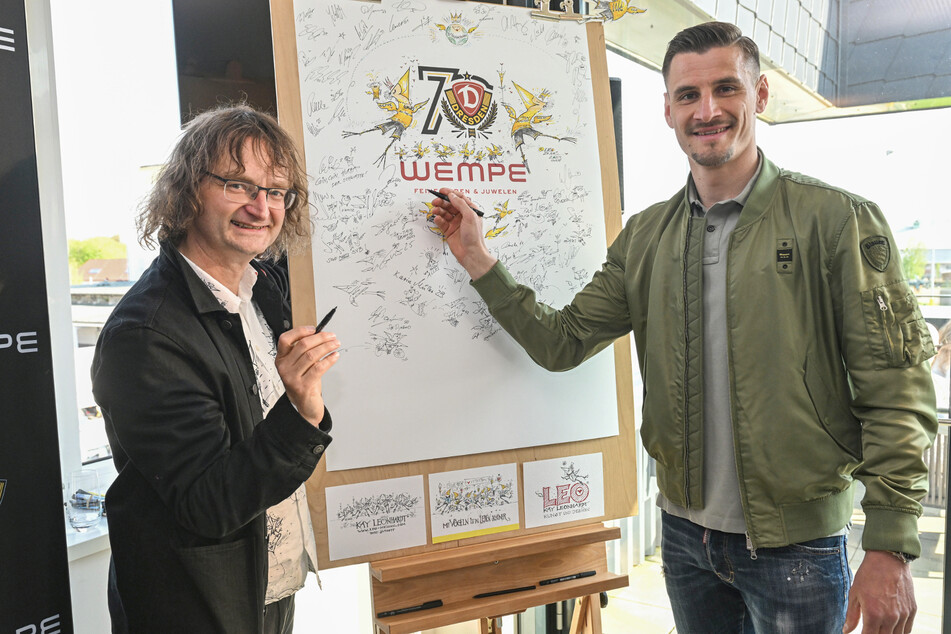Künstler Kay "Leo" Leonhardt (57) und Dynamo-Stürmer Stefan Kutschke (34) signieren noch ein Poster.