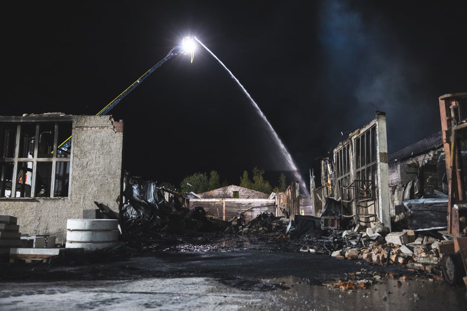 Am frühen Montagmorgen, gegen 2 Uhr, war das Feuer gelöscht.