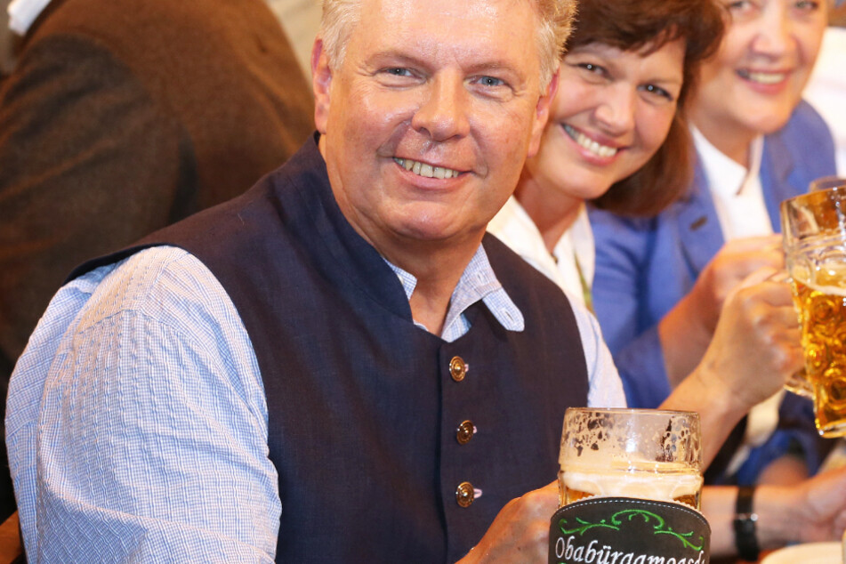 Ein Bild aus "besseren Zeiten": Münchens Oberbürgermeister Dieter Reiter (62, SPD) auf der Wiesn.