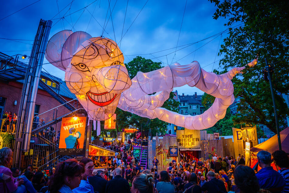 Die traumtanzenden Ballon-Figuren der chilenischen Künstler Muriel Cornejo und César Olhagaray (hier: 2019) verzaubern ab Dienstag die Hauptstraße.