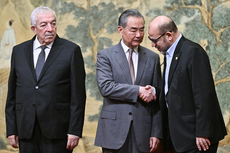 Senior Hamas official Musa Abu Marzuk (r.) and Fatah envoy Mahmud al-Aloul (l.) agreed on a national unity government for Gaza at a summit hosted by Chinese Foreign Minister Wang Yi.