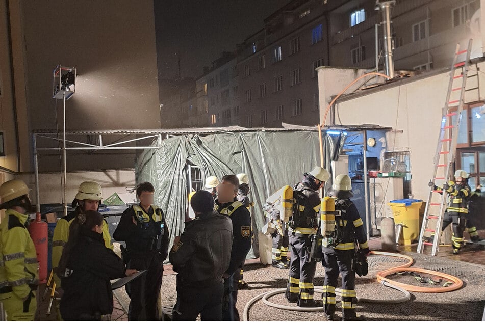 Die Hitze breitete sich über das Rohrsystem der Lüftungsanlage aus und entzündete schließlich das Flachdach des Anbaus.