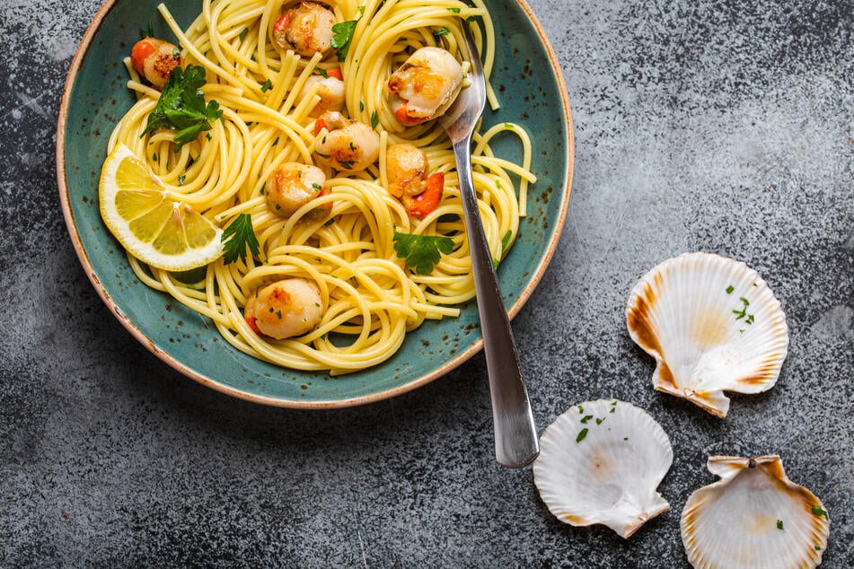 Wer möchte, kann die Zitronenpasta mit weiteren Zutaten wie Chili und Jakobsmuscheln verfeinern.