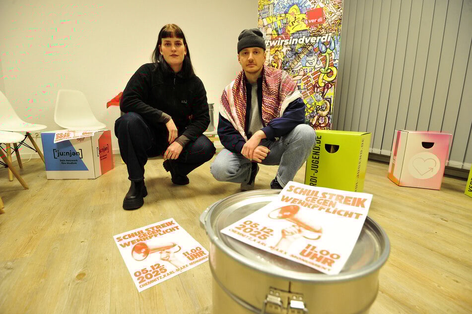 Lourdes Barthold (25, l.) und Michael Klemens (27, Bezirksjugendvorstand ver.di) rufen zum Streik gegen die Wehrpflicht auf.