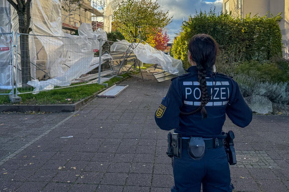 Teile eines Baugerüsts wirbelte der Wind in Baden-Württemberg durcheinander.