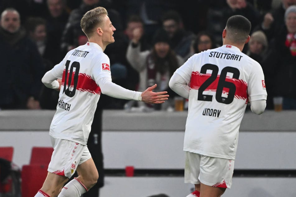 Chris Führich (l.) bejubelt seinen Führungstreffer mit Deniz Undav.