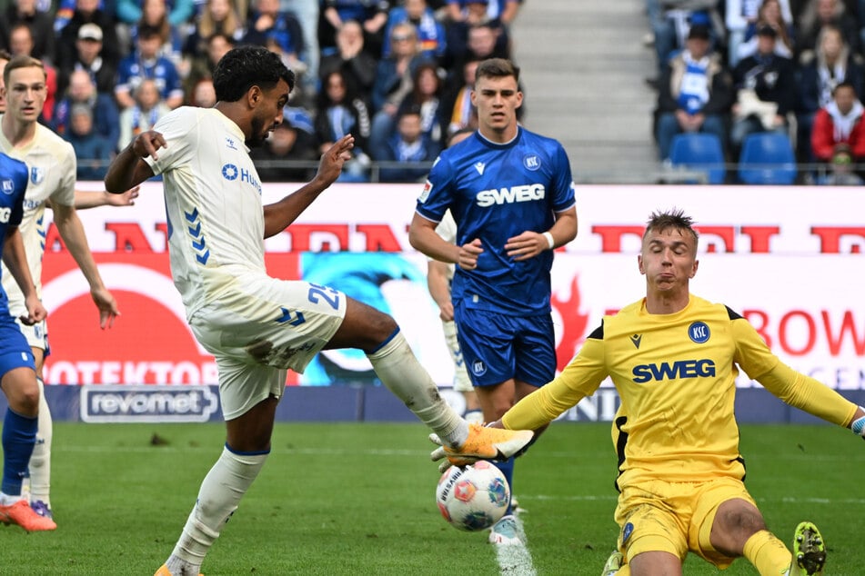 Gegen den KSC will das Team von Petrik Sander (65) vor dem Tor besonders "wach" sein.