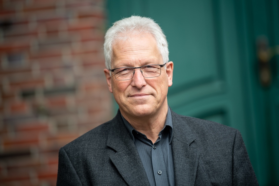 Matthias Piszczan (CDU), Bürgermeister von Spiekeroog, steht vor dem Rathaus.