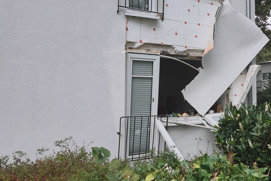 Einsturzgefahr? Explosion reißt Fenster und Tür aus Wand von Mehrfamilienhaus