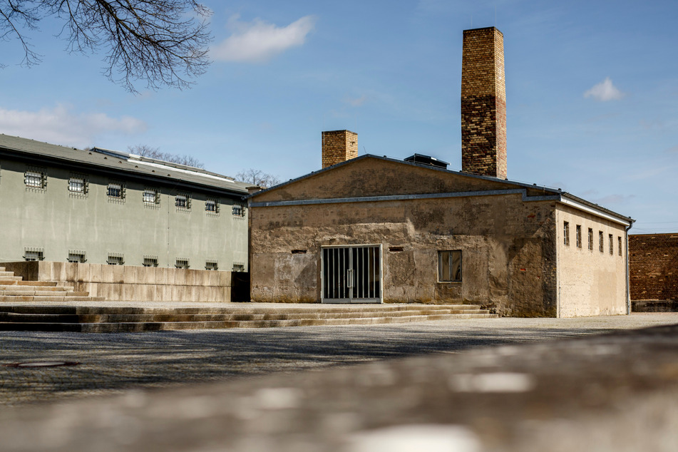 Blick auf das Krematorium mit dem dahinterliegenden Gefängnis in der KZ-Gedenkstätte Ravensbrück.