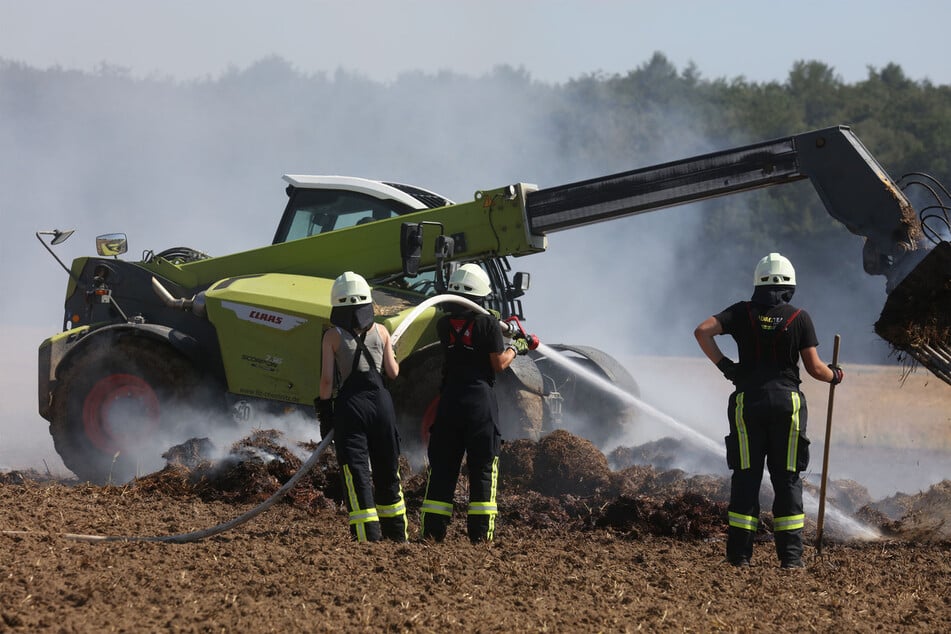 Die Flammen griffen auch auf einen Misthaufen über - die Feuerwehr bekämpfte den Brand einem Strahlrohr.