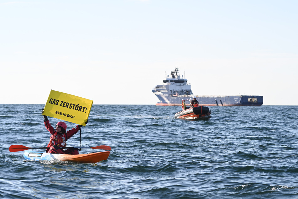 Die Aktivisten protestieren rund 20 Kilometer nordwestlich der Insel Borkum weiter gegen die Förderung von Erdgas.