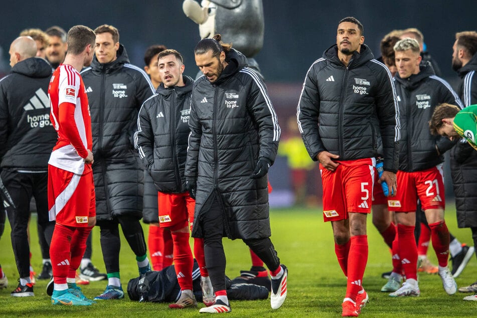 Die Spieler verlassen nach der Heim-Niederlage enttäuscht den Platz.