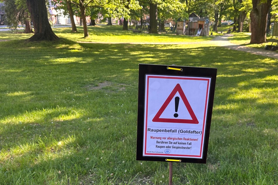Auf Schildern erklärt die Stadt, weshalb die Parkanlagen gesperrt bleiben.
