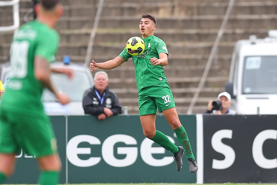 Julian Weigel (24) wurde für sein Verhalten nach dem Spiel in Halle für fünf Spiele gesperrt. Chemie Leipzig will sich gegen das Urteil wehren.
