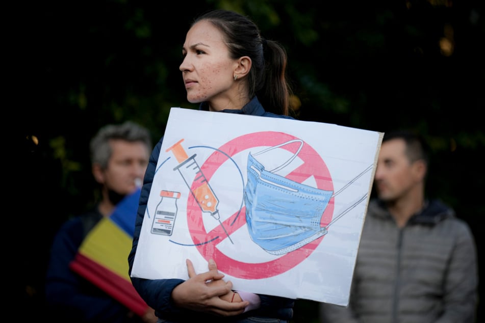 Bukarest: Eine Frau hält ein Plakat während einer Demonstration gegen die Regierung, gegen Corona-Impfungen und Maskenpflicht hoch.