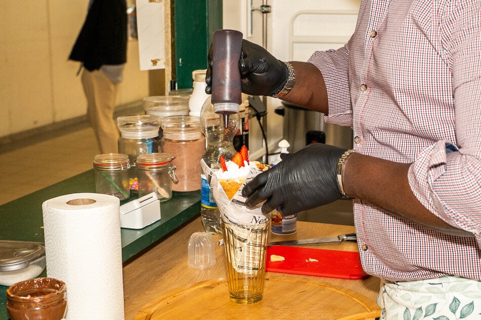 Die süßen Crêpes kosten nur drei bzw. vier Euro.