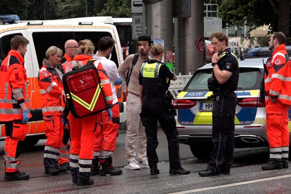 Im Wandsbek Quarree in Hamburg ist am Montag ein Besucher (4.v.r.) von einem Mann mit einem Messer bedroht und leicht verletzt worden.