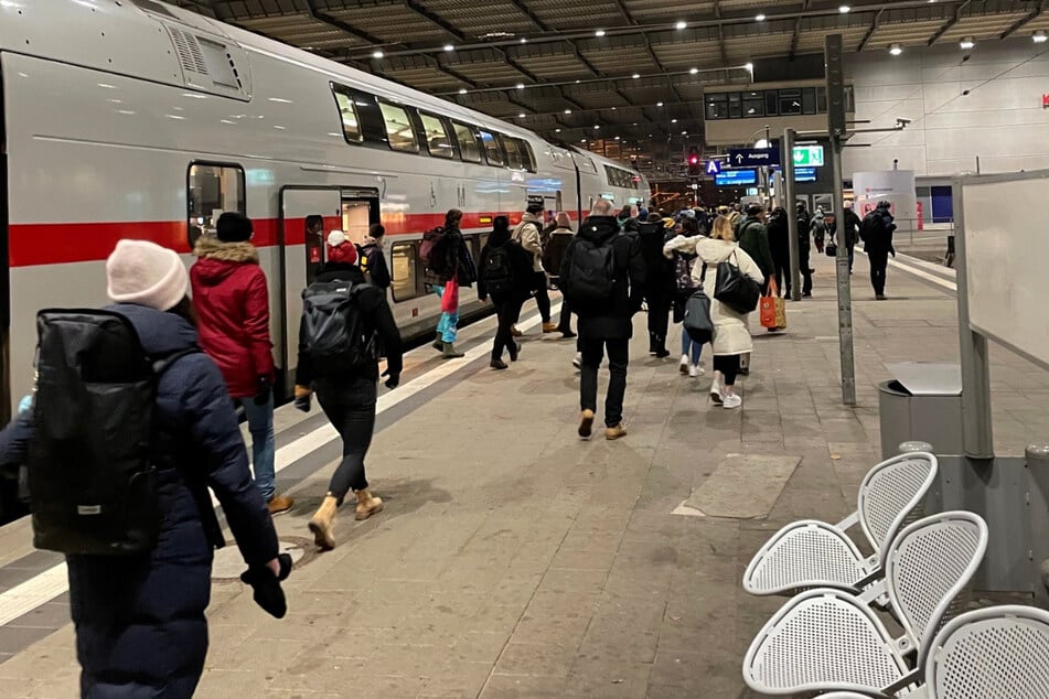 Die Fahrgastzahlen scheinen zu schwanken: Vor einigen Wochen stiegen abends etwa 120 Fahrgäste in Chemnitz aus.
